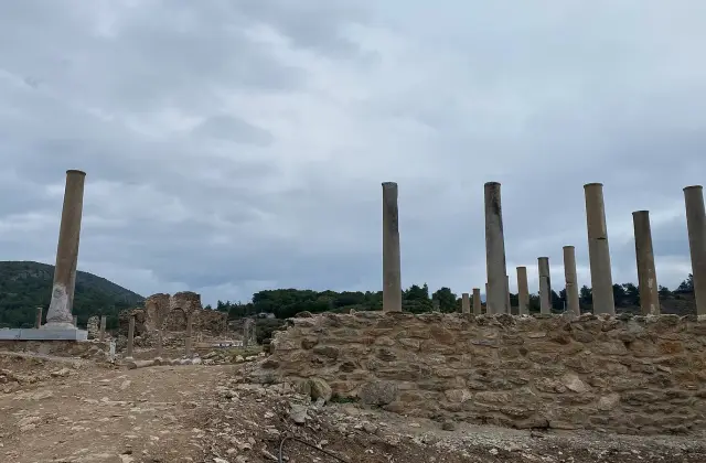 Rechtopstaande zuilen langs de zuilenstraat van Antiochia ad Cragum hoog boven de kust