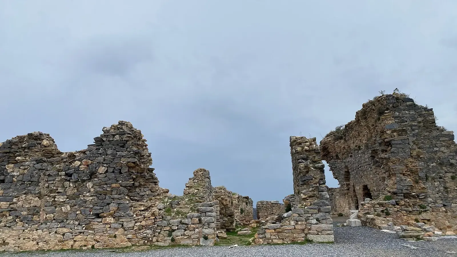 Muren van gestapelde steen in de ruïnes van Antiochia ad Cragum