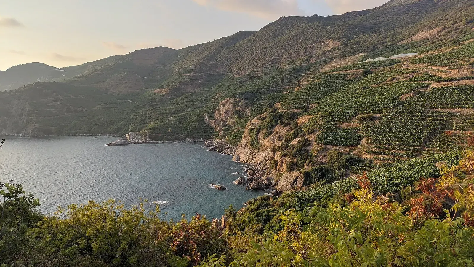De baai Kral Koyu bij Güney aan de voet van Antiochia ad Cragum met terrassen op de hellingen
