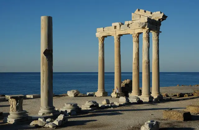De vijf herstelde zuilen van de Apollotempel in Side aan de rand van de zee