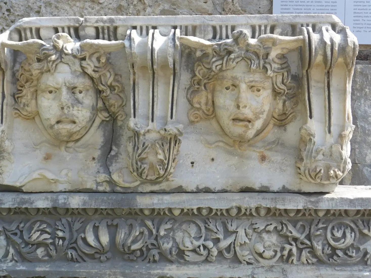 Medusakoppen in het marmeren fries van de Apollotempel in Side