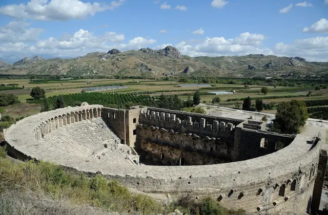 Het Romeinse theater van Aspendos van bovenaf gezien, met de vlakte en de bergen erachter