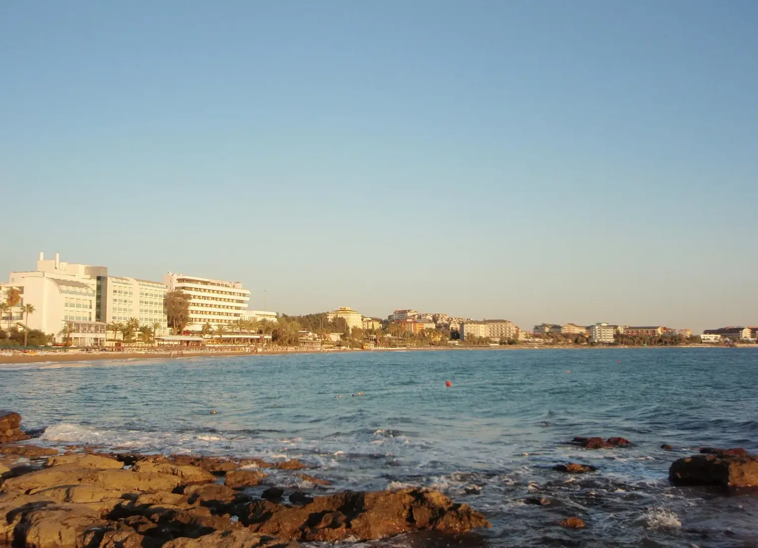 De baai van Avsallar gezien vanaf de rotsen bij avondlicht
