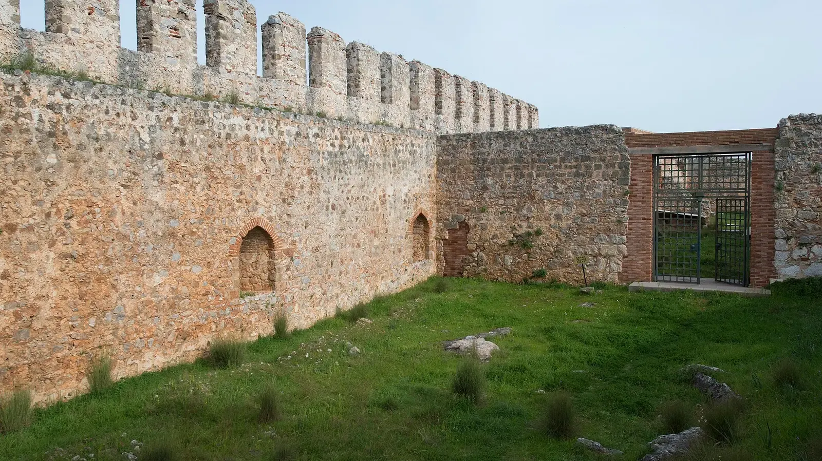 Gekanteelde muur van het paleiscomplex in de binnenburcht van het kasteel van Alanya