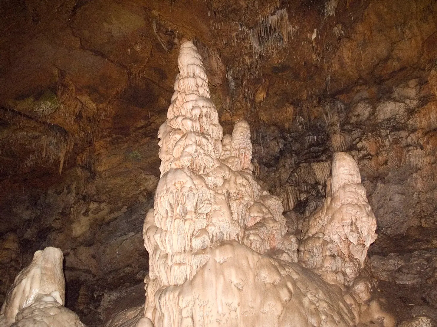 Witte stalagmieten in de Dim grot in het dal van de Dim Çayı