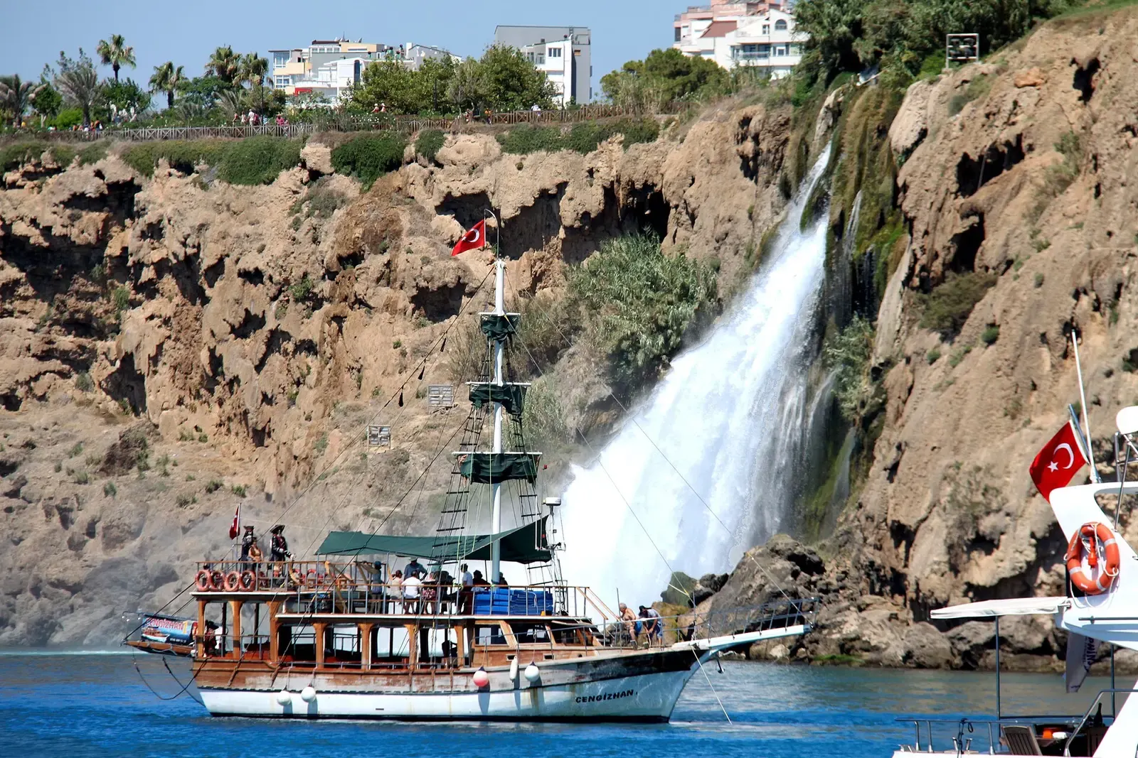Een rondvaartboot vlak voor de Düden waterval aan de kust van Antalya