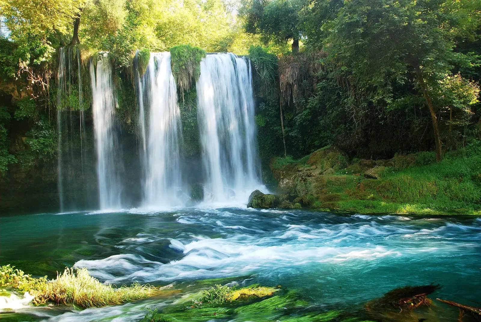 De Boven-Düden waterval in het groene park aan de noordkant van Antalya