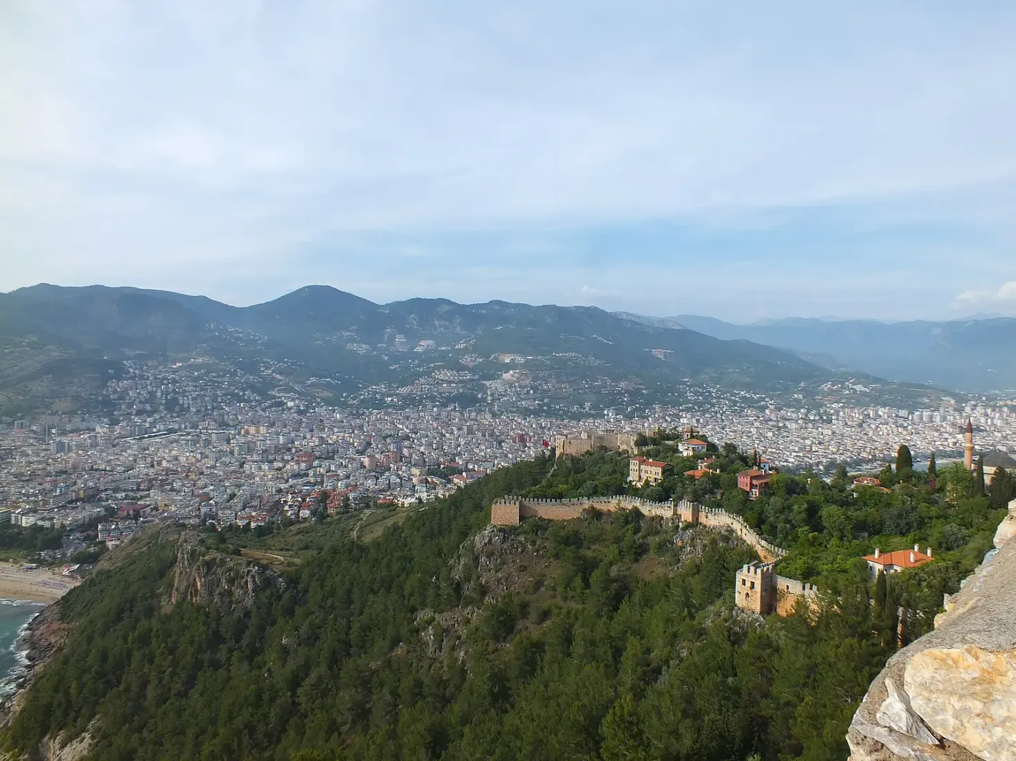 Uitzicht vanaf de top van het kasteel van Alanya over de muren en de stad