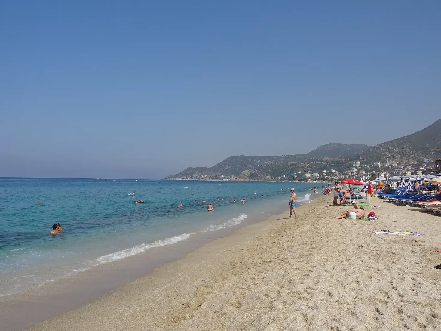 Fijn zand en helder ondiep water op het Kleopatrastrand in Alanya