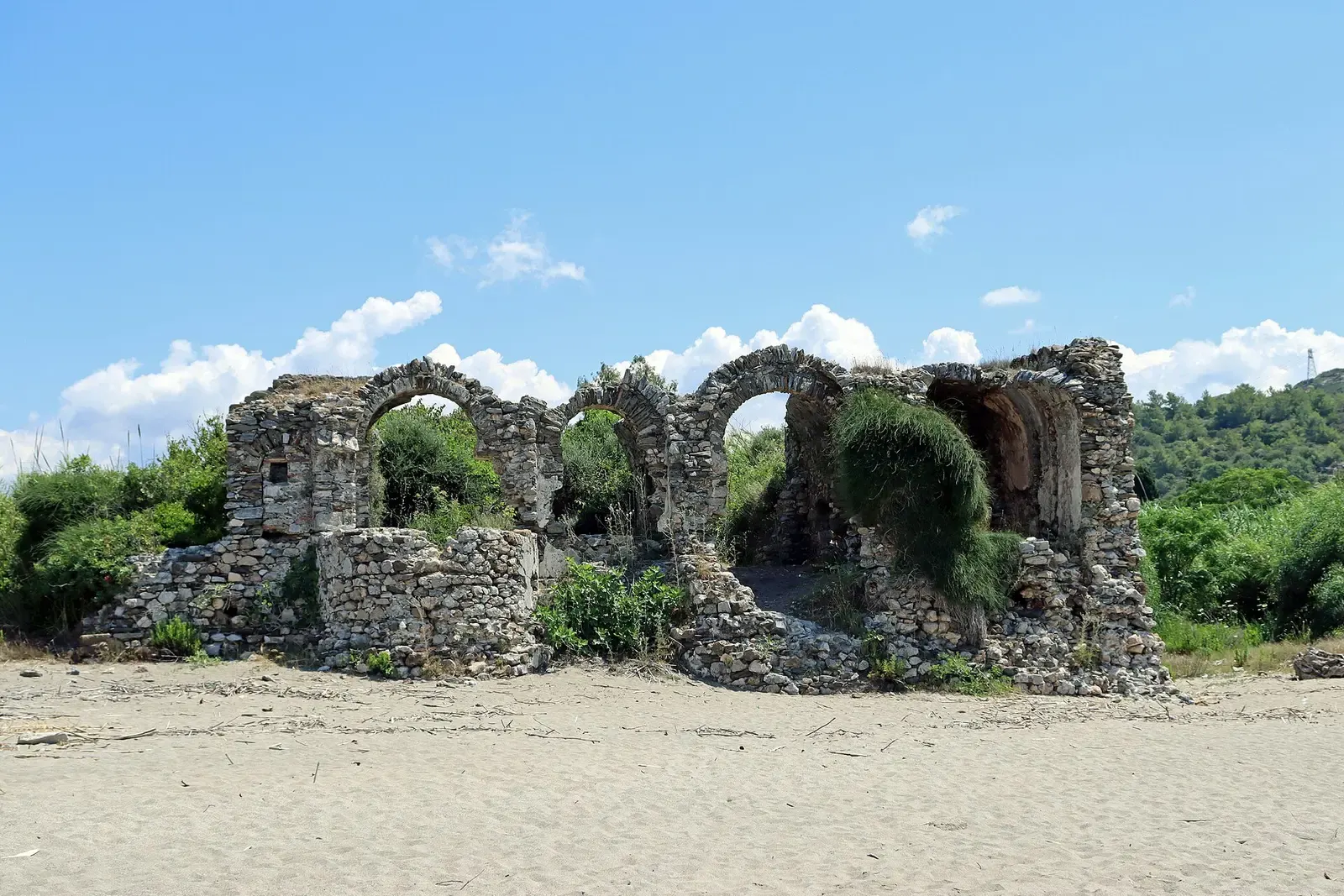 Romeinse ruïne met bakstenen bogen op het strand van Konaklı