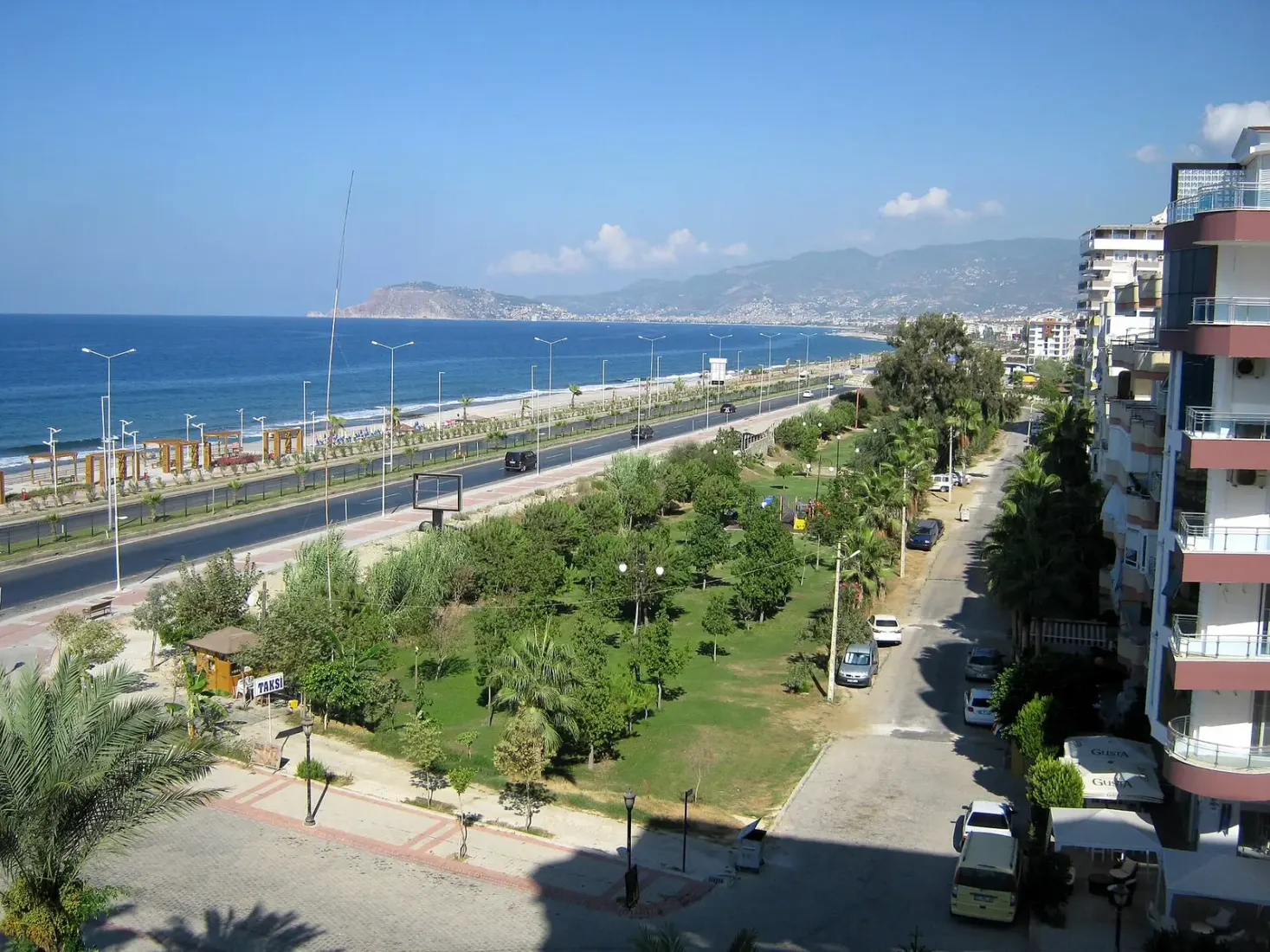 Uitzicht over de kustweg en het groene park van Mahmutlar richting het schiereiland van Alanya