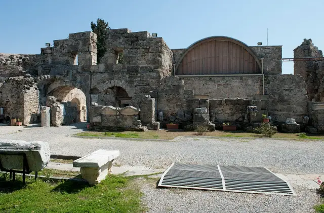 Het Museum van Side in de muren van een Romeins badhuis met beelden en sarcofagen ervoor