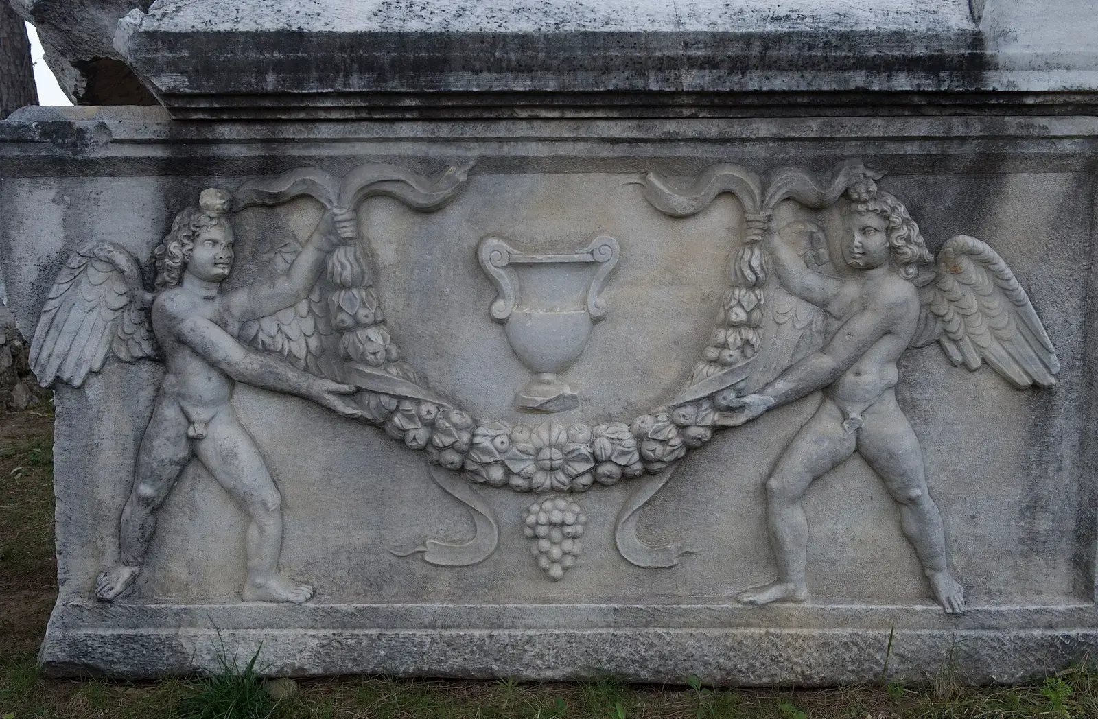Een Romeinse sarcofaag met gevleugelde erotes en een guirlande in de tuin van het Museum van Side