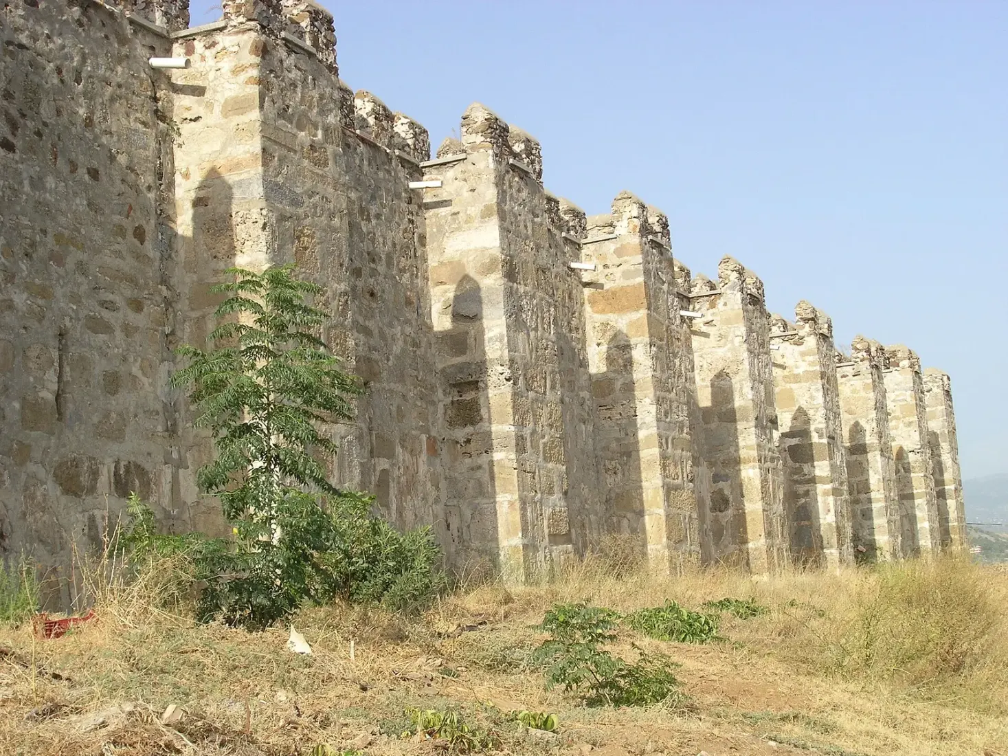 Steunberen langs de zijmuur van de karavanserai Şarapsa Han