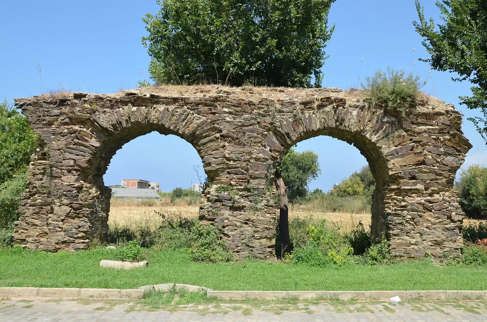 Twee bogen van het Romeinse aquaduct van Selinus in een grasveld