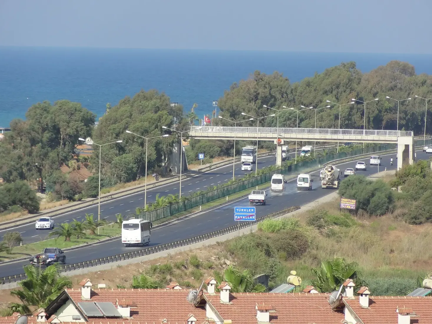 De D-400 kustweg langs Türkler met de Middellandse Zee op de achtergrond