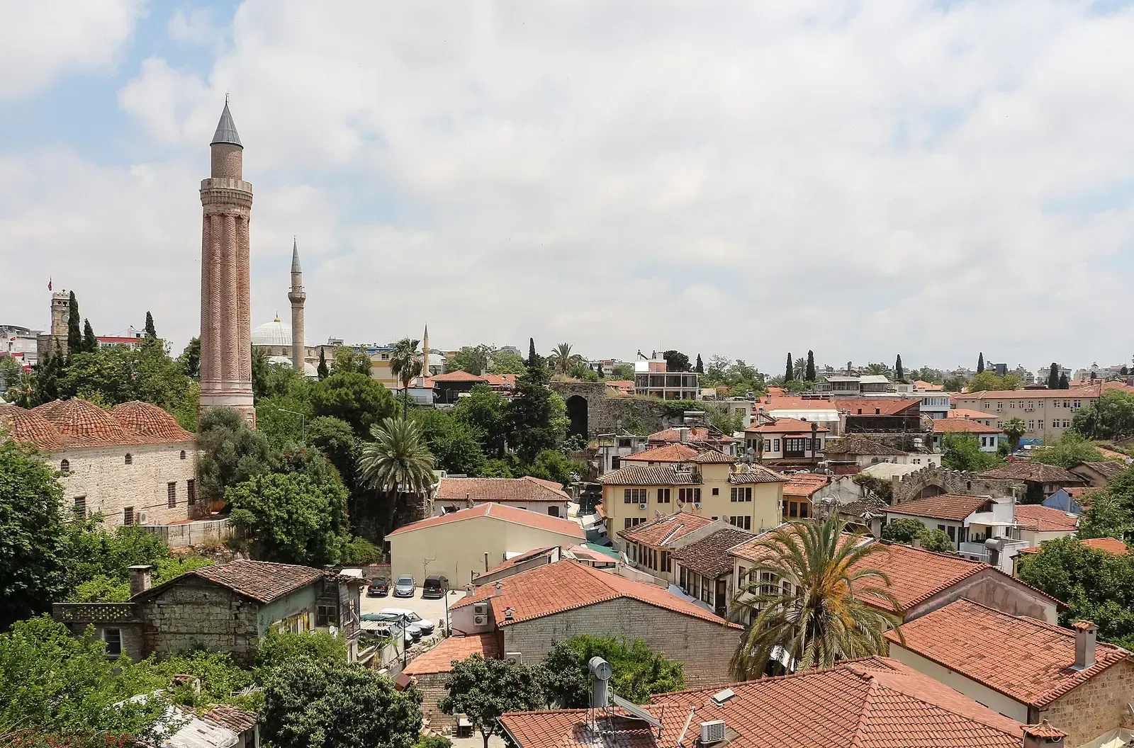 De Yivli Minare steekt boven de pannendaken van Kaleiçi uit