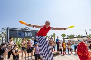 Animatie en entertainment bij Long Beach Alanya met steltlopers.