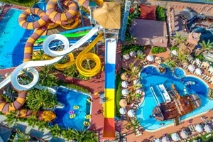 Bovenaanzicht van het aquapark in Long Beach Alanya.