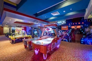 Arcade en gamehal in Long Beach Alanya met speelautomaten.
