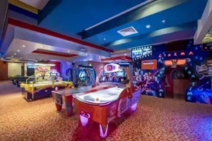 Arcade en gamehal in Long Beach Alanya met speelautomaten.