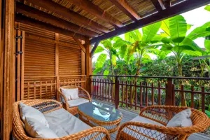 Balkon met zithoek en uitzicht op de tropische tuin bij Long Beach Alanya.