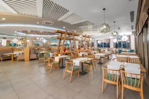 Interieur van het buffetrestaurant in Long Beach Alanya.