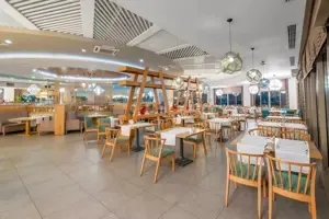 Interieur van het buffetrestaurant in Long Beach Alanya.