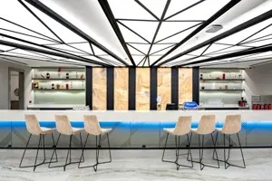 Designbar in Long Beach Alanya met witte barkrukken en moderne verlichting.