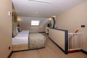 Duplex familiekamer in Long Beach Alanya met vide en meerdere slaapplaatsen.