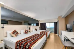 Familiekamer in Long Beach Alanya met meerdere bedden en een ruime opzet.