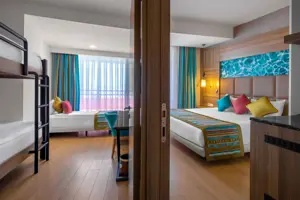 Familiekamer in Long Beach Alanya met stapelbed en tweepersoonsbed.