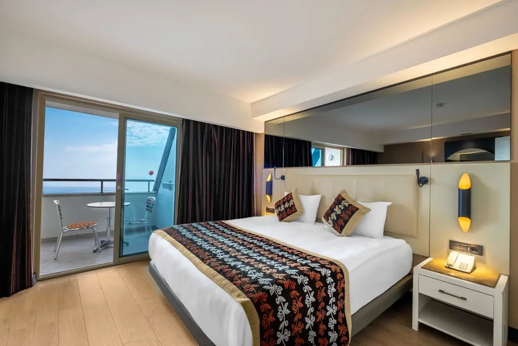 Hotelkamer in Long Beach Alanya met balkon en uitzicht op zee.