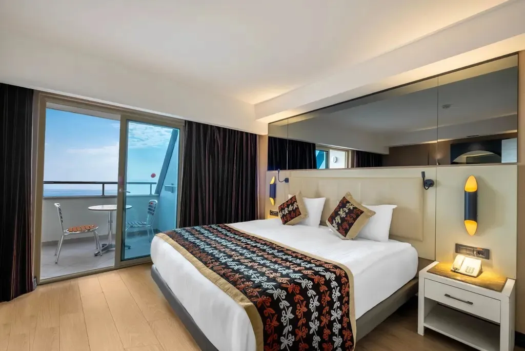 Hotelkamer in Long Beach Alanya met balkon en uitzicht op zee.