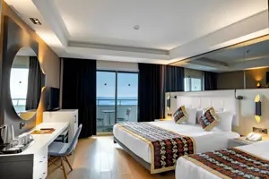 Moderne hotelkamer in Long Beach Alanya met uitzicht op zee.