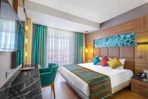 Hotelkamer met twinbedden en zithoek in Long Beach Alanya.