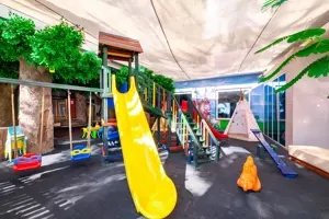 Indoor speeltuin in Long Beach Alanya met glijbanen en speeltoestellen.