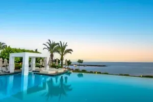 Infinity pool van Long Beach Alanya met uitzicht op zee.