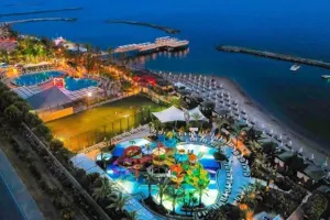 Luchtfoto van Long Beach Alanya in de avond met strand en verlichting.