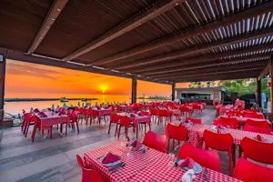 Openluchtrestaurant in Long Beach Alanya bij zonsondergang.