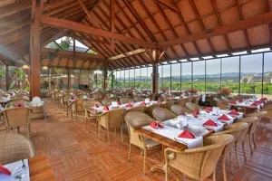 Overdekt restaurant in Long Beach Alanya met houten dak en uitzicht naar buiten.