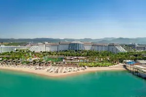 Panoramische luchtfoto van Long Beach Alanya aan het strand.