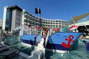Speeltoestellen in de vorm van piratenschepen bij Long Beach Alanya.