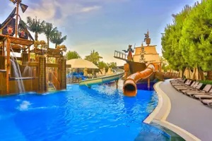 Kinderbad in Long Beach Alanya met een piratenschip en glijbanen.