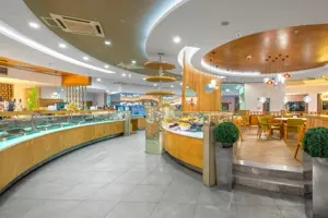 Restaurant in Long Beach Alanya met buffet en centraal eiland.