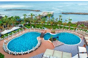 Ronde zwembaden van Long Beach Alanya met uitzicht op zee.