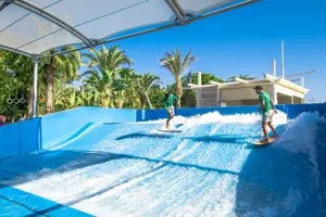 Surfsimulator of flowrider-attractie in Long Beach Alanya.