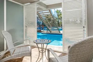 Terras met zitplek en privézwembad bij Long Beach Alanya.