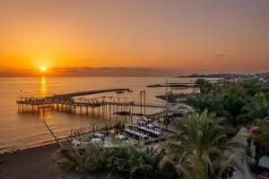 Zonsondergang bij de pier en zee van Long Beach Alanya.